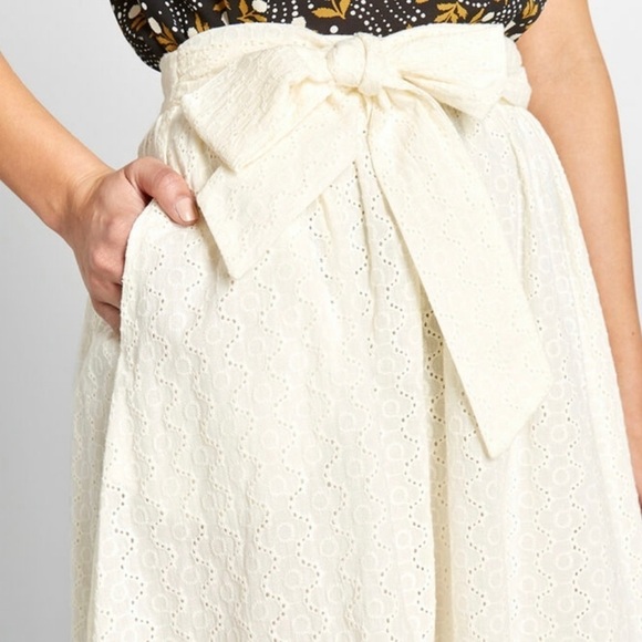 Modcloth Cream Retro Cotton Eyelet A-line Skirt with Bow Detail - Size 1X - Picture 5 of 14